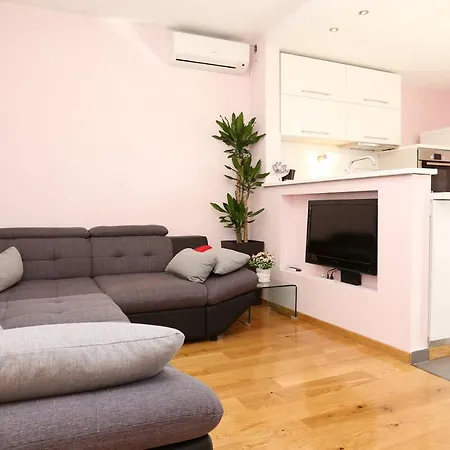 With A Parking Space Zrnovnica, Split - 9493 شقة