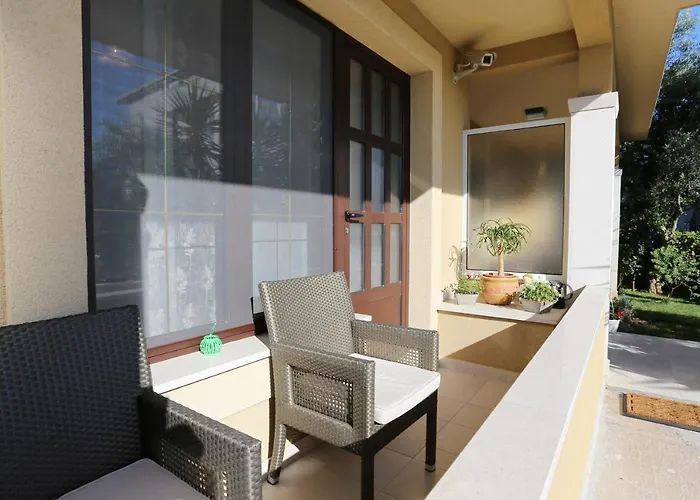 Διαμέρισμα With A Parking Space Zrnovnica, Split - 9493 *